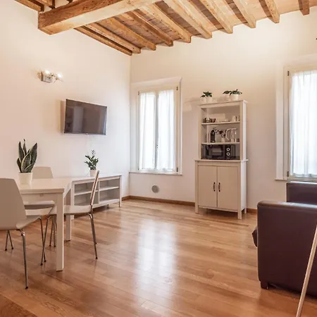Piazza Martiri-in Pieno Centro Sotto Al Castello 카르피