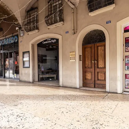 Piazza Martiri-in Pieno Centro Sotto Al Castello 카르피