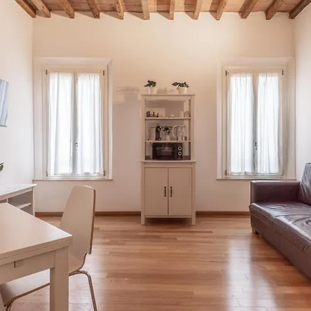 Piazza Martiri-in Pieno Centro Sotto Al Castello