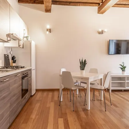 Piazza Martiri-in Pieno Centro Sotto Al Castello アパート