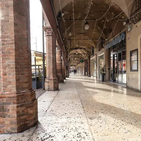 Piazza Martiri-in Pieno Centro Sotto Al Castello *