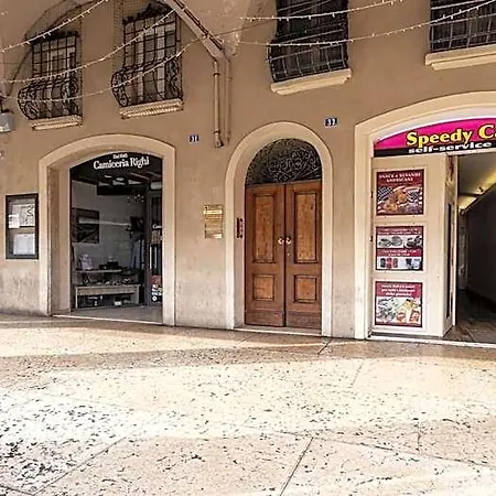 Piazza Martiri-in Pieno Centro Sotto Al Castello *