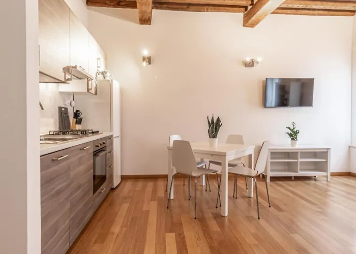 Piazza Martiri-in Pieno Centro Sotto Al Castello Lejlighed