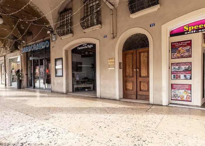 Piazza Martiri-in Pieno Centro Sotto Al Castello Carpi