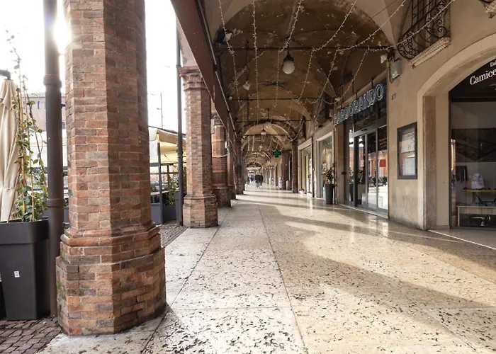 Piazza Martiri-in Pieno Centro Sotto Al Castello *